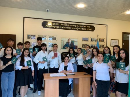 Kəmalə Hüseynova insanlara maksimum diqqət və qayğıyla yanaşır, onların problemlərini həll edərək, onların dövlətimizə və Prezidentimizə inamını artırır!