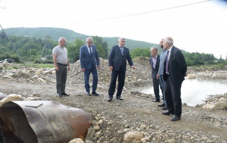 Quba Rayon İcra Hakimiyyətinin başçısı İlqar Mahmudov aidiyyəti şəxslərlə birlikdə rayonun Əski İqrığ kəndinin bu günlərdə yenidən qurulmuş və asfaltlanmış yoluna baxış keçirmişdir.