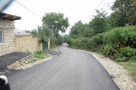 Quba Rayon İcra Hakimiyyətinin başçısı İlqar Mahmudov aidiyyəti şəxslərlə birlikdə rayonun Əski İqrığ kəndinin bu günlərdə yenidən qurulmuş və asfaltlanmış yoluna baxış keçirmişdir.