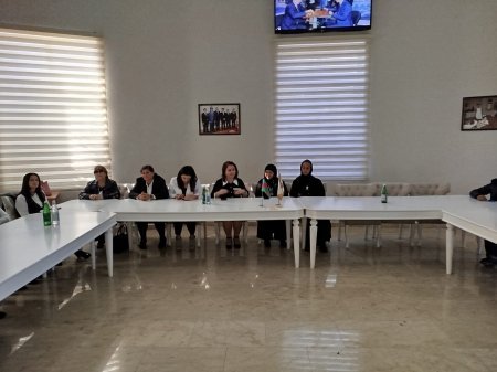 "Zəfər Günü" ilə əlaqədar olaraq ATİAHİ Ağsu Rayon Təşkilatının Sədri xanım Sevinc Beybudovanın təşkilatçılığı ilə şəhid ailələri, qazilər və müharibə iştirakçıları ilə görüş keçirilmişdir "Zəfər Günü" ilə əlaqədar olaraq ATİAHİ Ağsu Rayon Təşkilatının Sədri xanım Sevinc Beybudovanın təşkilatçılığı ilə şəhid ailələri, qazilər və müharibə iştirakçıları ilə görüş keçirilmişdir
