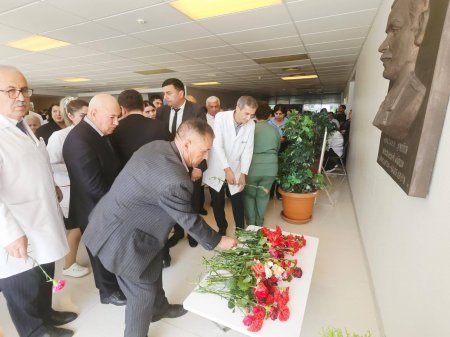 Ağsu Rayon Mərkəzi Xəstəxanasının adını daşıdığı şəhid həkim Şahin Quliyev Tarverdi oğlunun bugün şəhadətə ucaldığı gündən 31 il ötür Ağsu Rayon Mərkəzi Xəstəxanasının adını daşıdığı şəhid həkim Şahin Quliyev Tarverdi oğlunun bugün şəhadətə ucaldığı gündən 31 il ötür