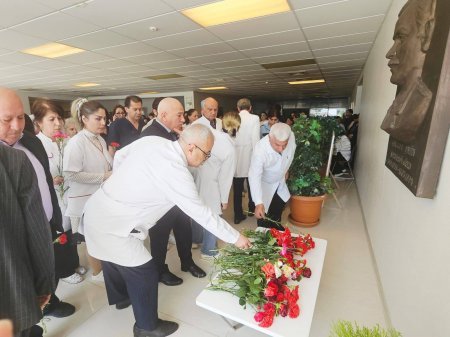 Ağsu Rayon Mərkəzi Xəstəxanasının adını daşıdığı şəhid həkim Şahin Quliyev Tarverdi oğlunun bugün şəhadətə ucaldığı gündən 31 il ötür Ağsu Rayon Mərkəzi Xəstəxanasının adını daşıdığı şəhid həkim Şahin Quliyev Tarverdi oğlunun bugün şəhadətə ucaldığı gündən 31 il ötür