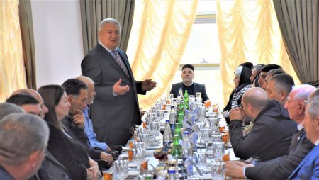 8 Noyabr - Zəfər Gününün beşinci ildönümü münasibəti ilə Ağsu-Rəhimli-Qaradağ kəndlərarası avtomobil yolunun 1,5-ci km-də ağacəkmə aksiyası keçirilib